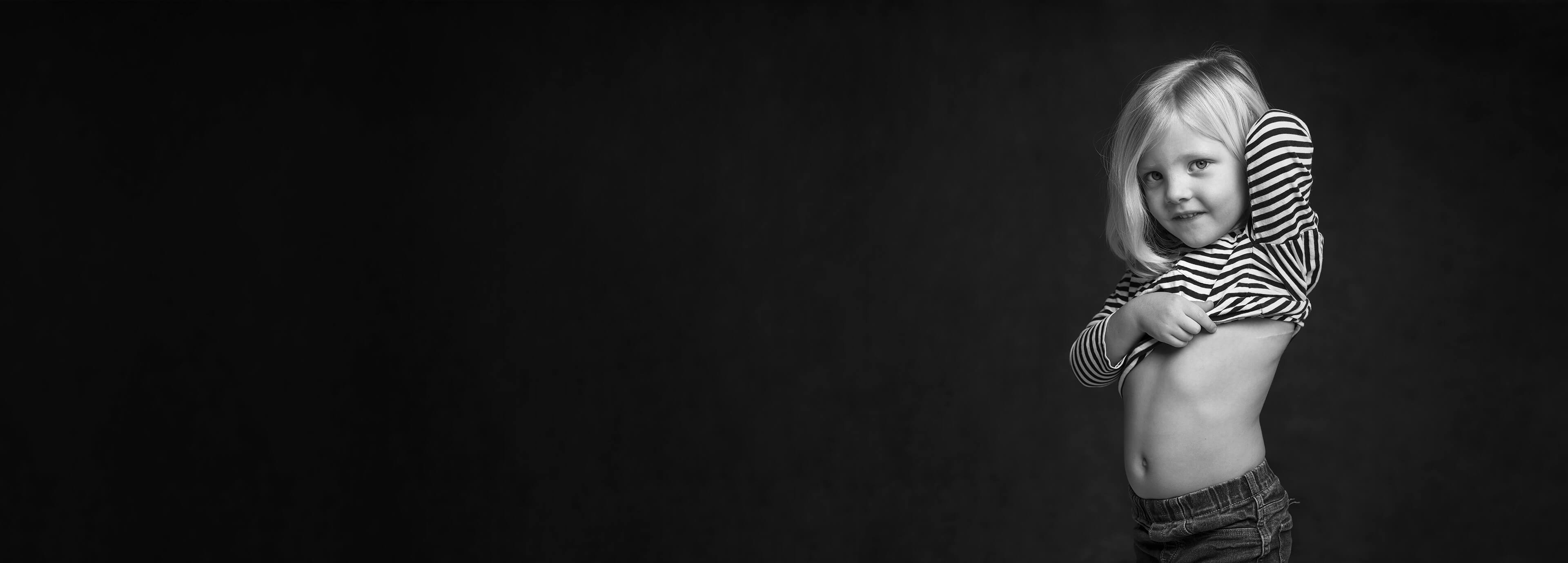 Barn visar sitt ärr efter hjärtoperation