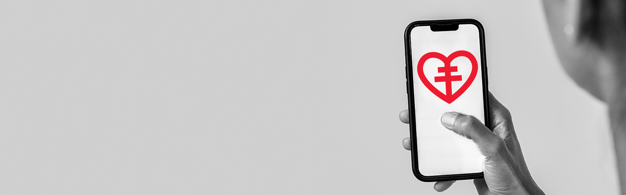 Hand håller i mobiltelefon