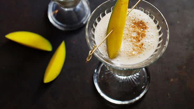 Vaniljshake med dadlar och banan serverad i ett glas