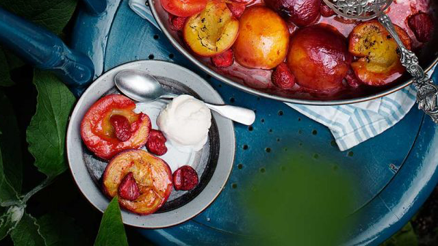 Vaniljrostade nektariner och jordgubbar med glass