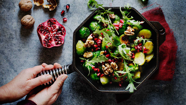 Brysselkål i en stekpanna.