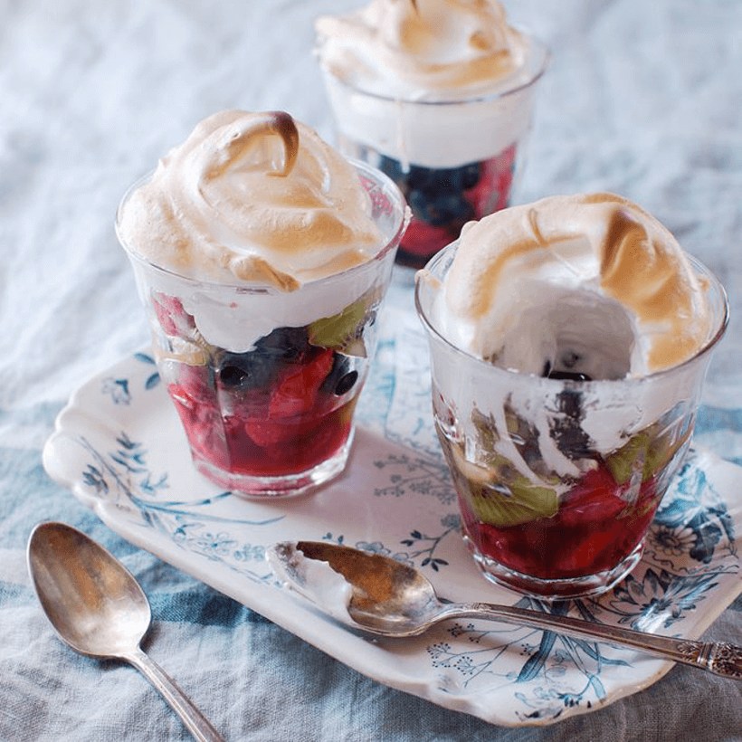 Marängtoppad fruktsallad