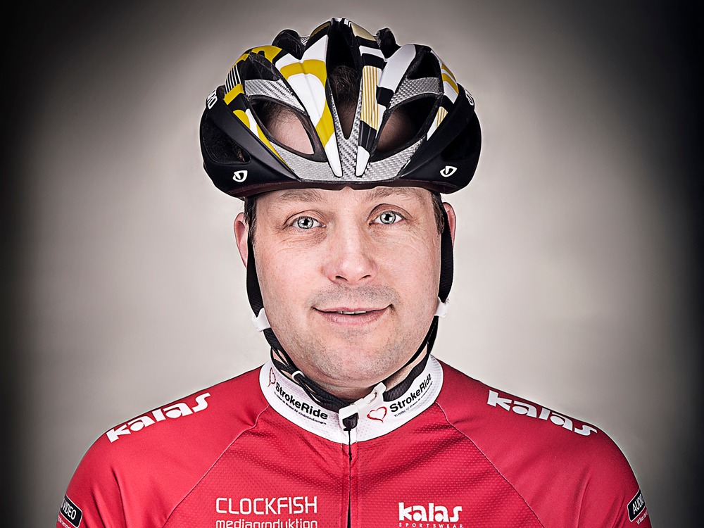 Manlig cyklist med cykelhjälm