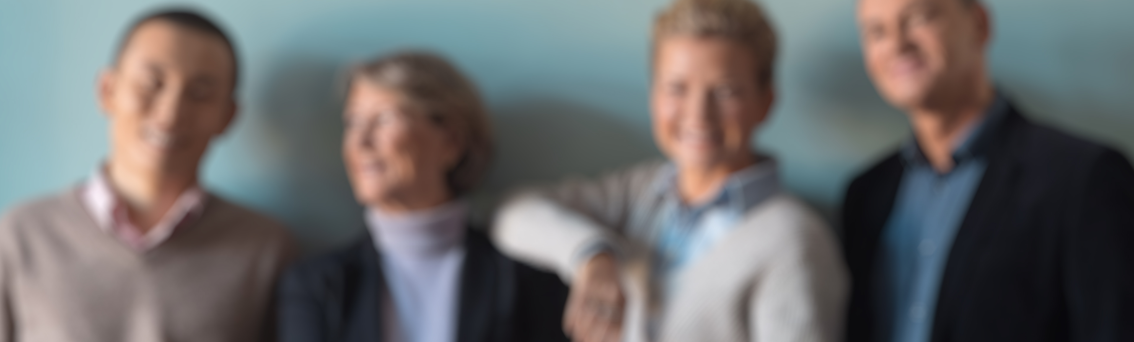 Fyra personer med suddigt fokus