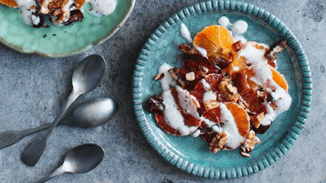 Blodapelsinsallad med dadlar, nötter och kardemummayoghurt