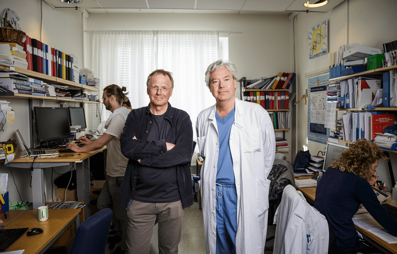 Två forskare på sitt kontor