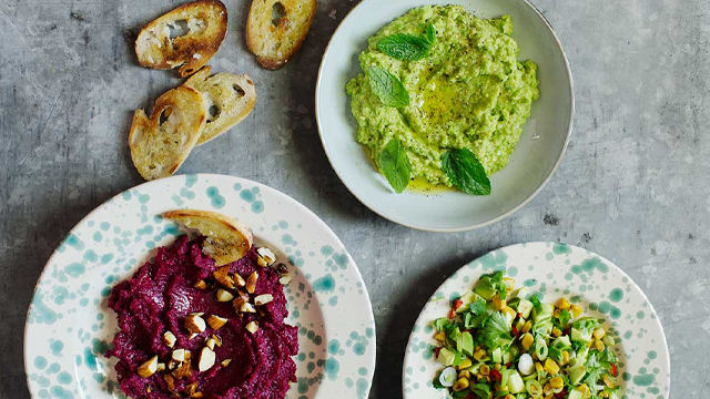 Tre olika röror på varsina tallrikar.