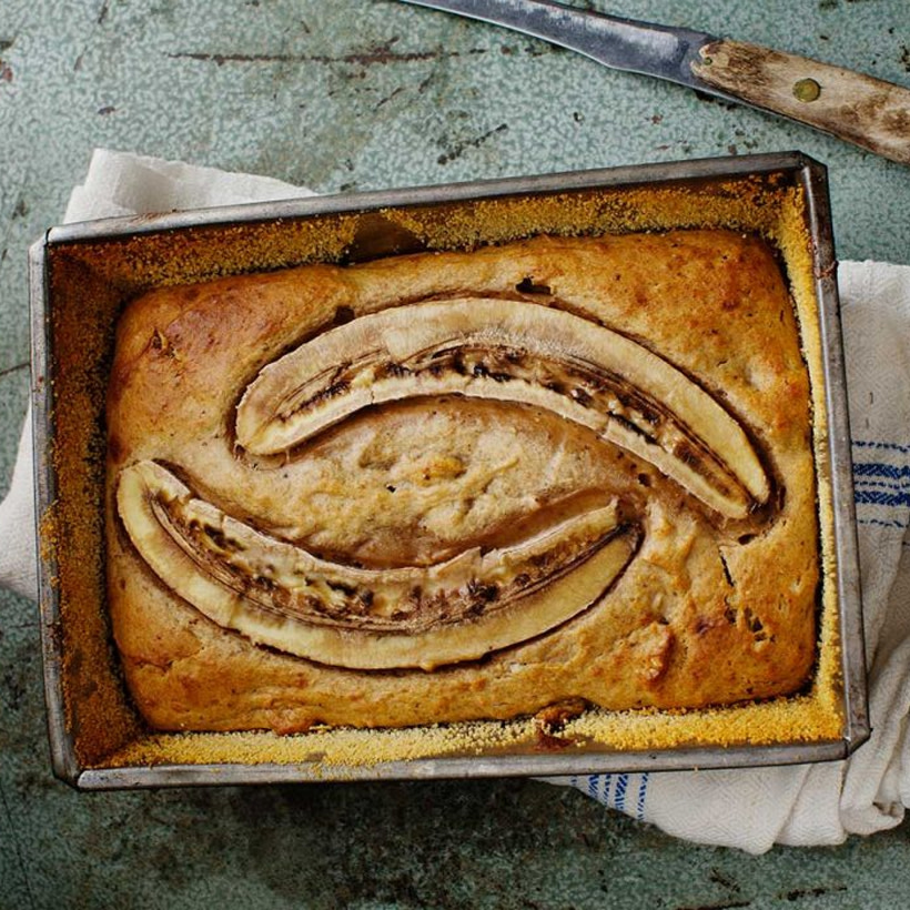 Banankaka i en form.