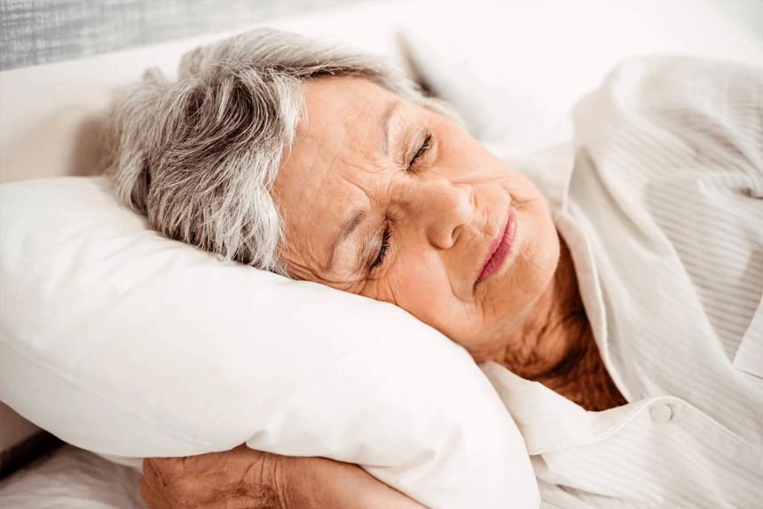 Sovande äldre kvinna