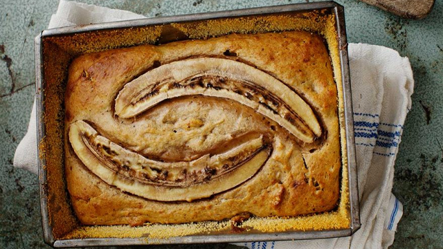 Banankaka i en form med en handduk undertill.