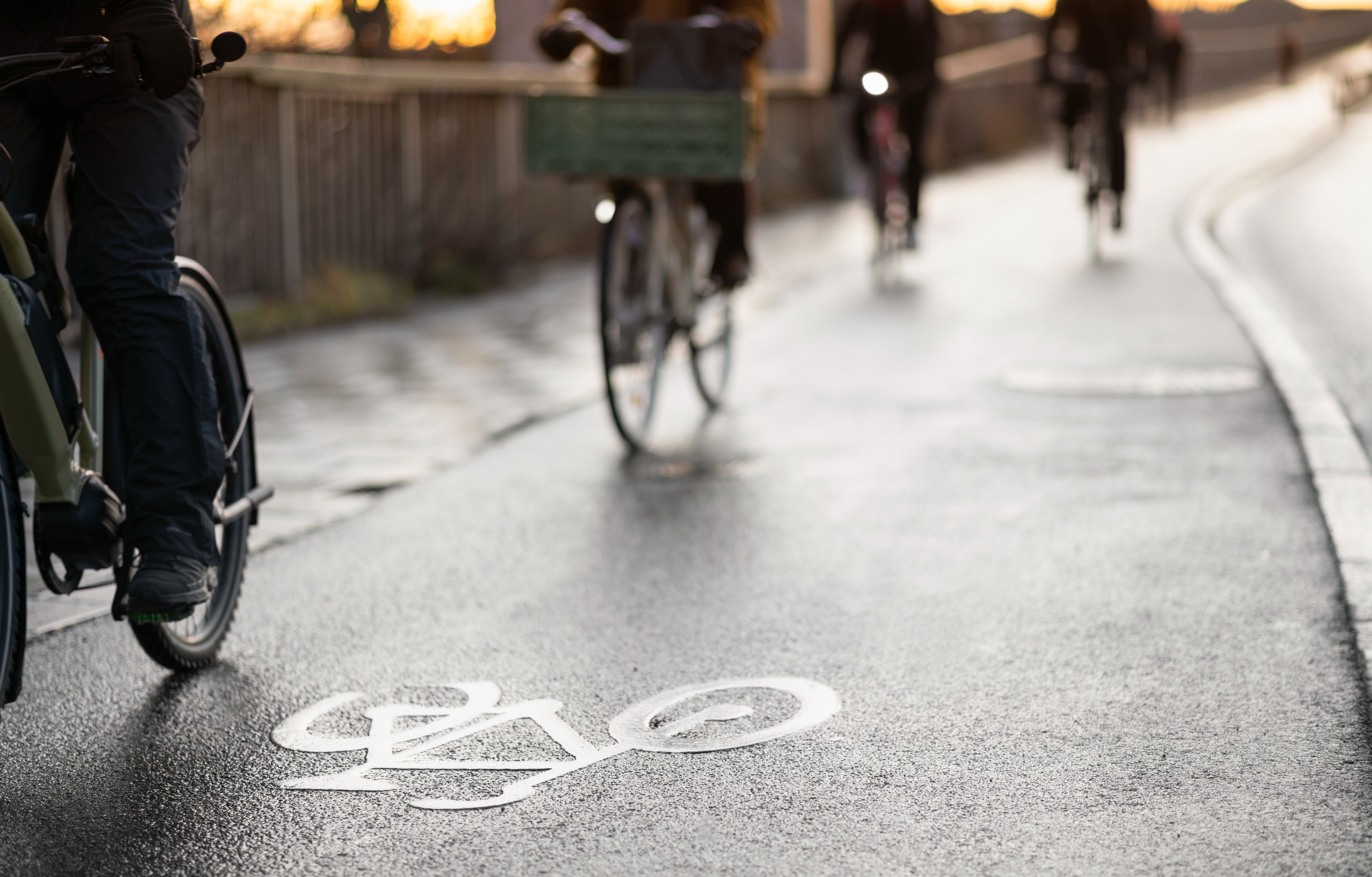 Cyklar i full fart på cykelbana
