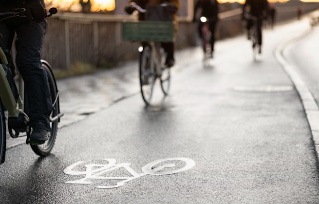 Cyklar i full fart på cykelbana