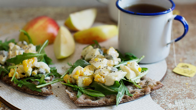 Knäckebröd med äggsallad på.