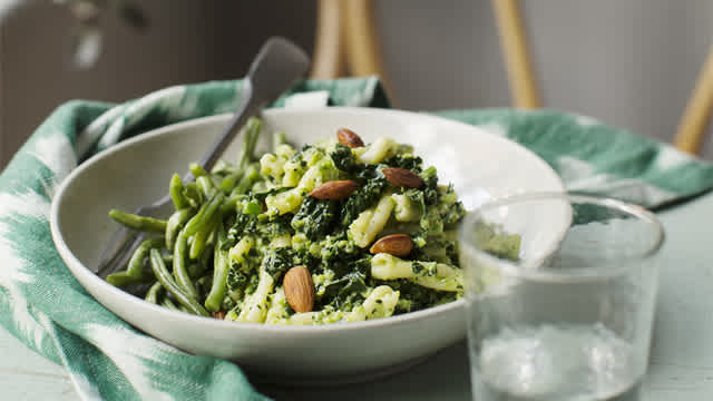 Pasta med ärt- och svartkålsröra i en skål.