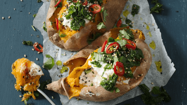 Bakad sötpotatis med fetayoghurt