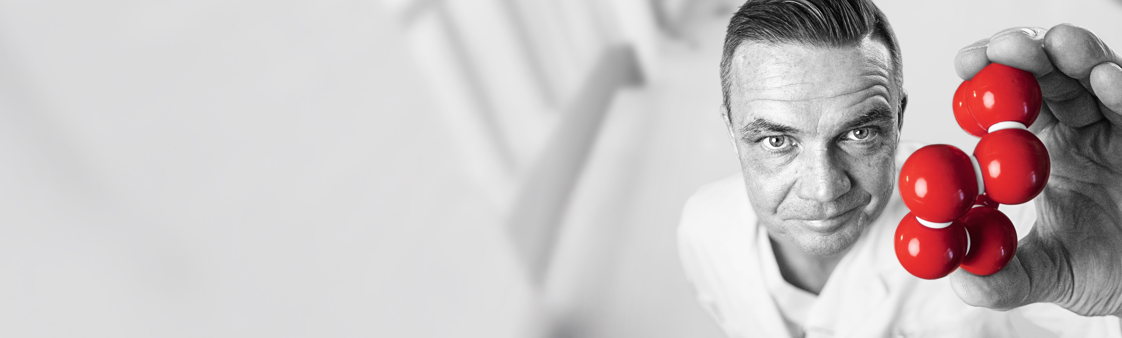 Martin Magnusson håller i en Molekyl