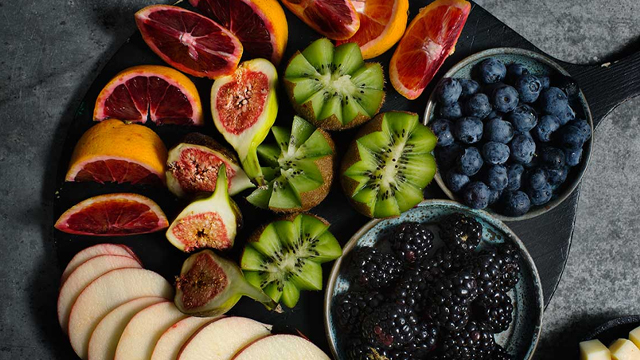 Ett flertal frukter på en bricka.