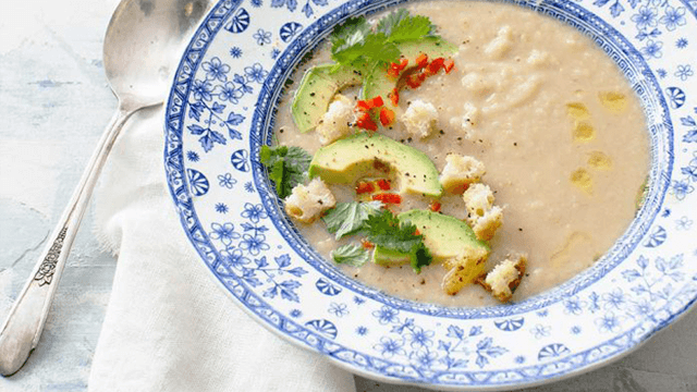 Vit bönsoppa med smakfull topping