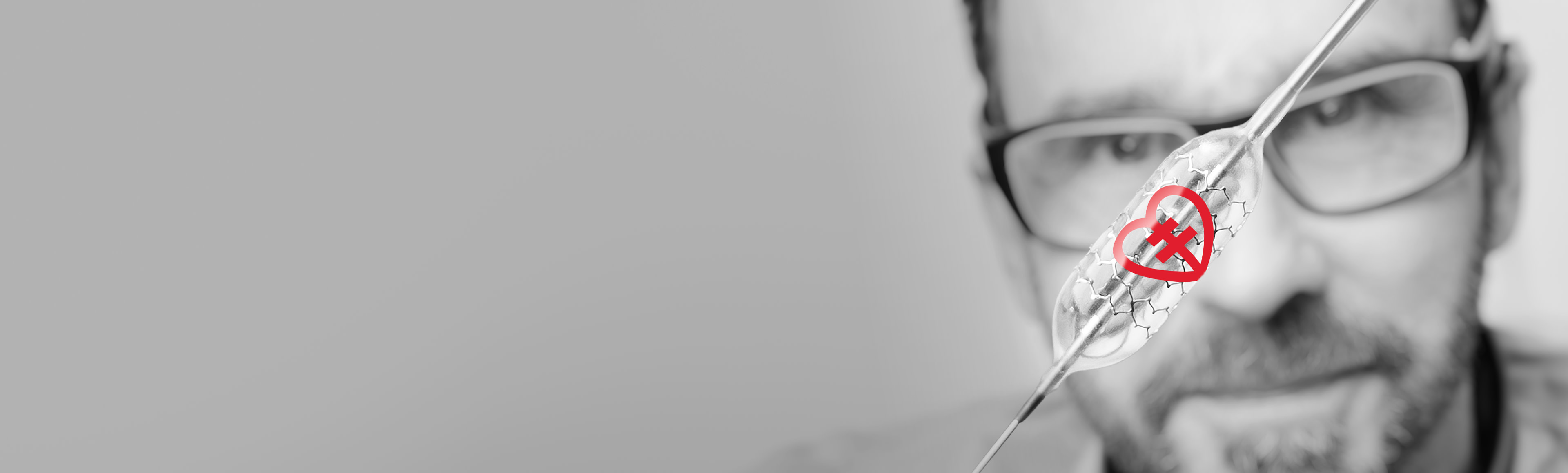 Forskaren Felix Böhm närbild på han och en nål