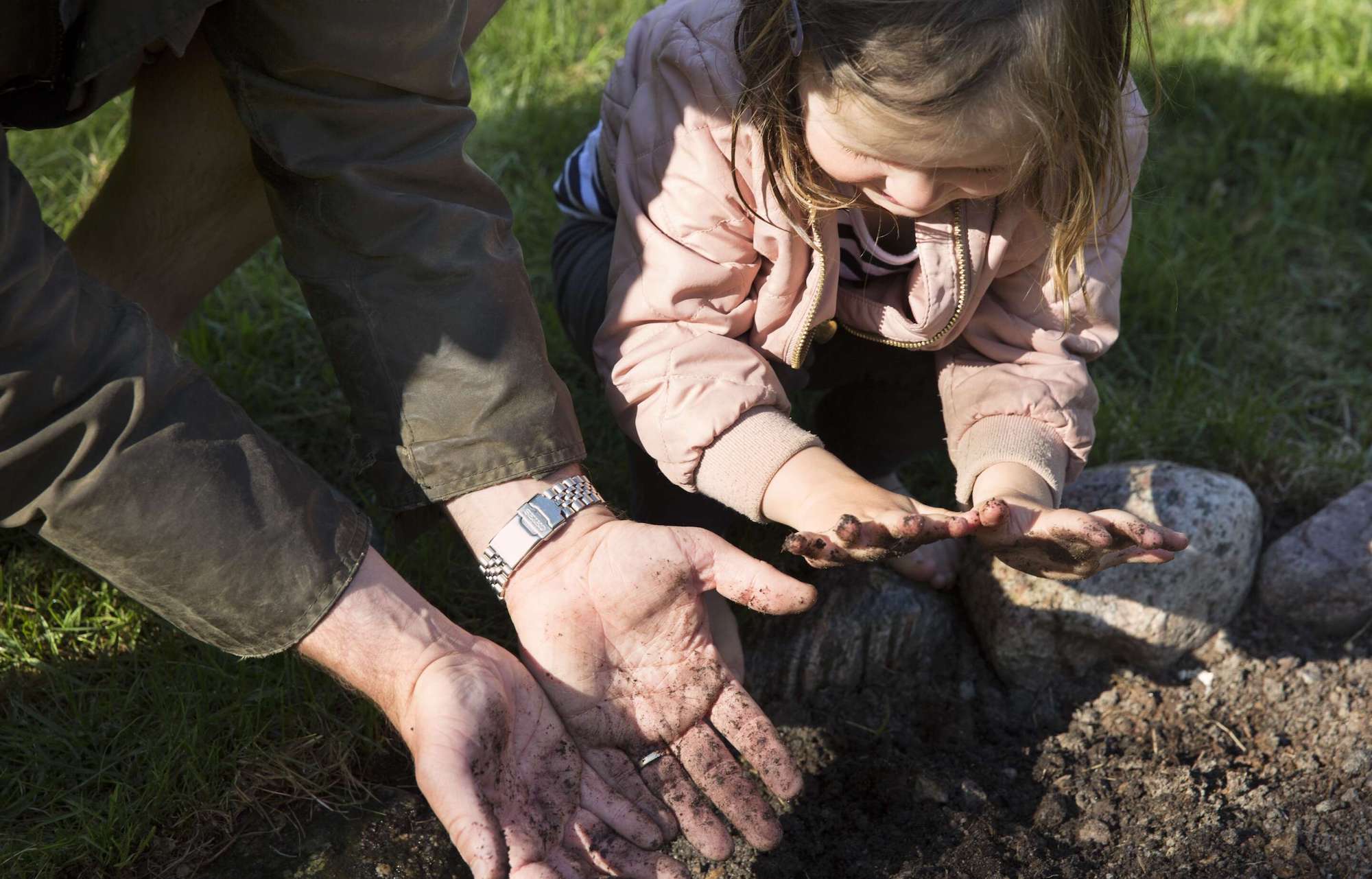 Pappa och dotter som sår