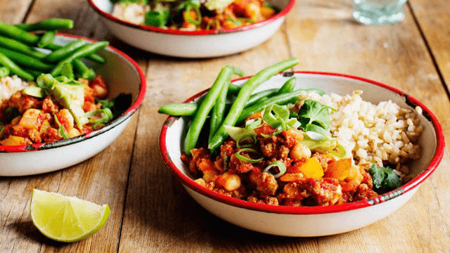 Kikärtsgryta med ris och avokado-salladslökstopping