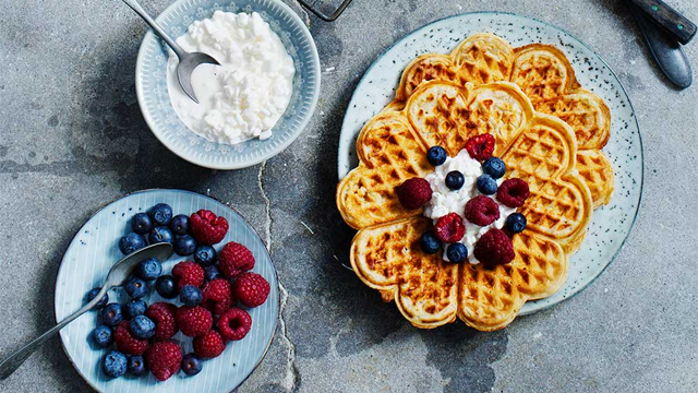 Dinkelvåfflor dekorerat med keso, hallon och blåbär.