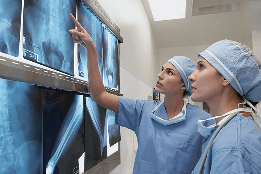 Två forskare tittar på röntgenbilder