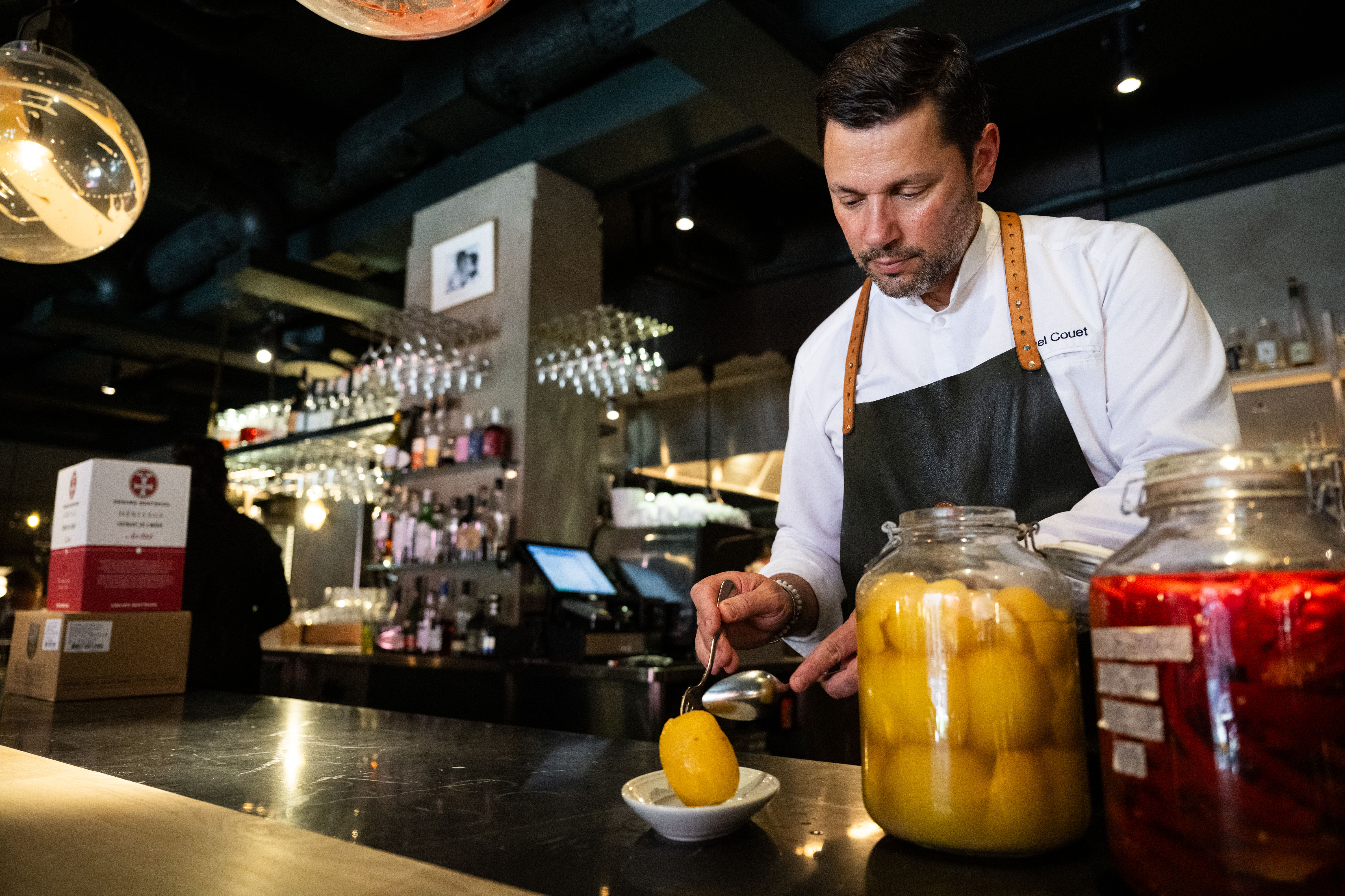 Krögaren och stjärnkocken Danyel Couet bakom bardisken inne på sin restaurang