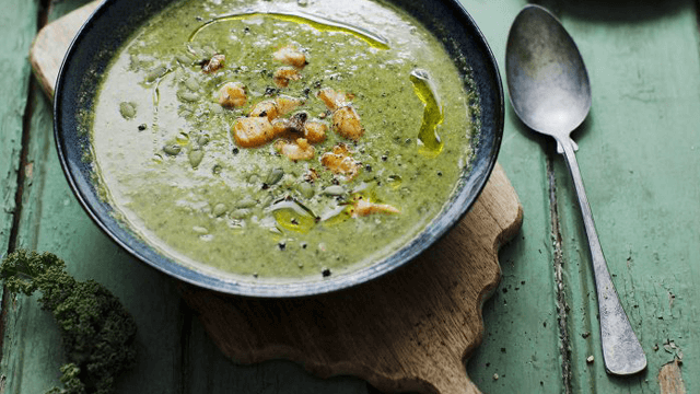 Supersoppa av grönkål, broccoli och sojabönor