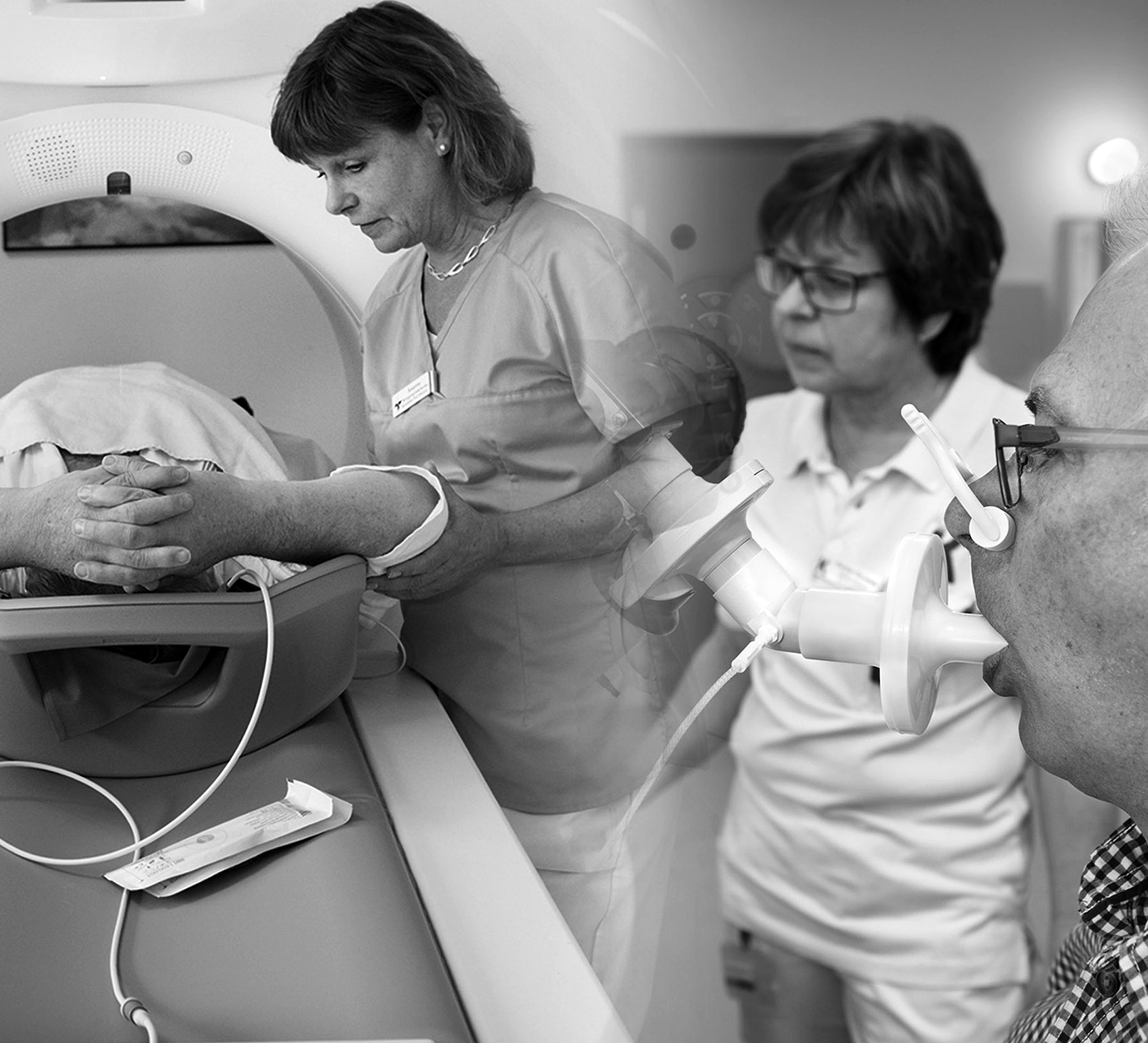 Vårdpersonal som utför underökning på patient | Nursing staff performing examination on patient