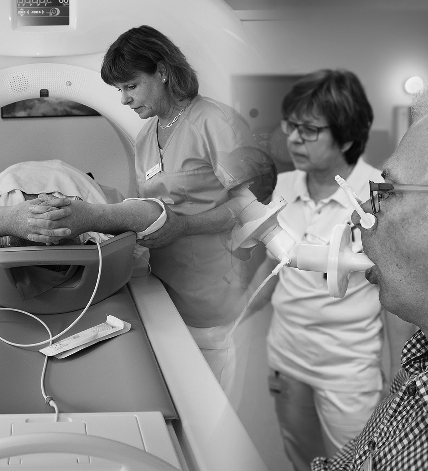 Vårdpersonal som utför underökning på patient | Nursing staff performing examination on patient