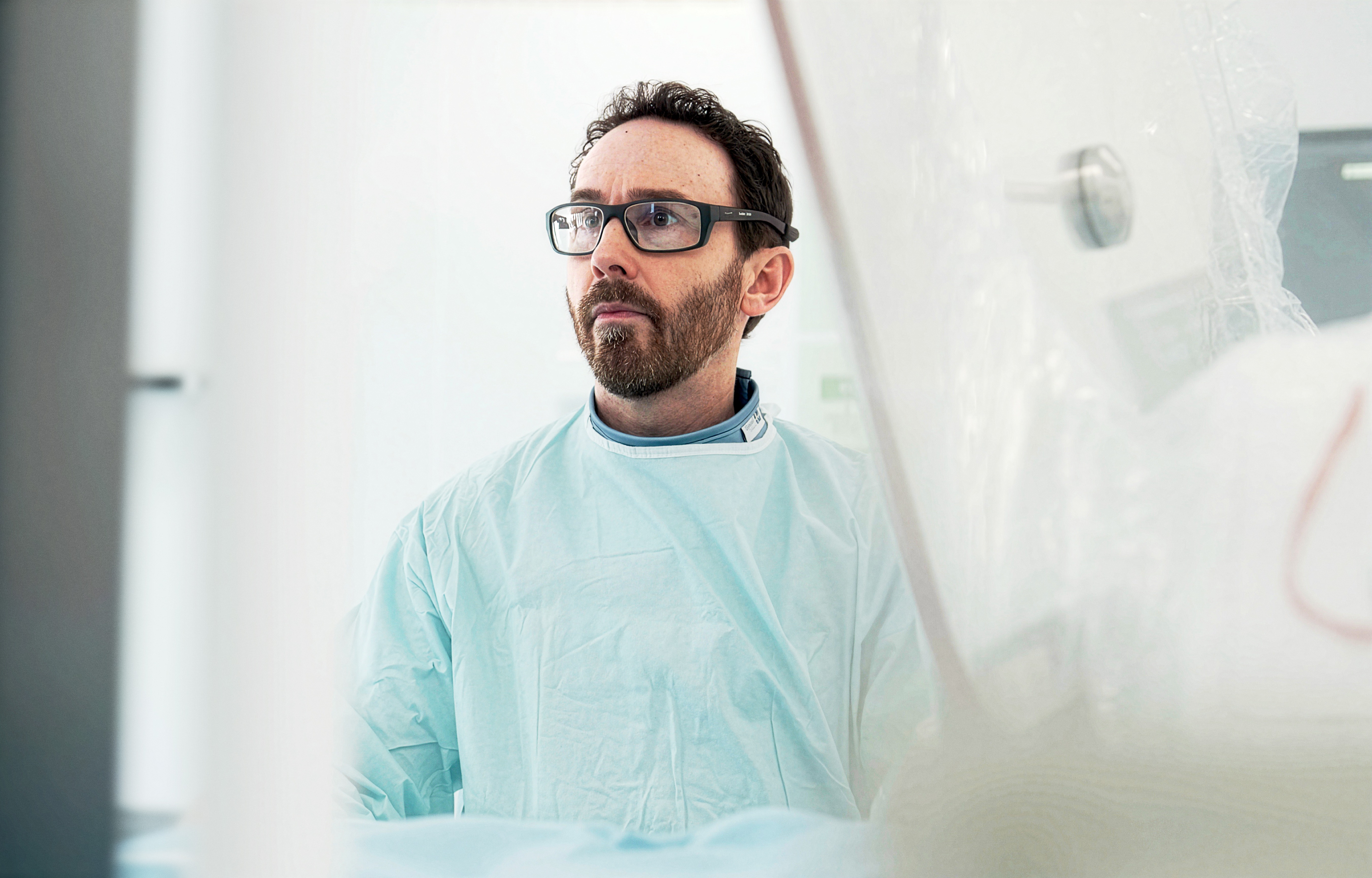 Forskaren Felix Böhm i läkarrock