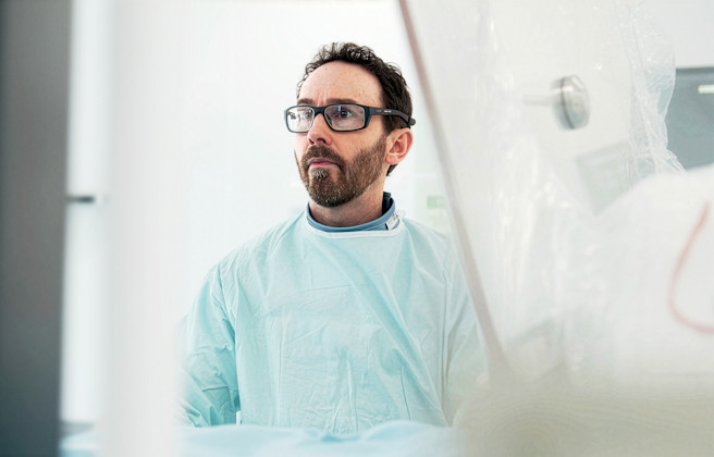 Forskaren Felix Böhm i läkarrock