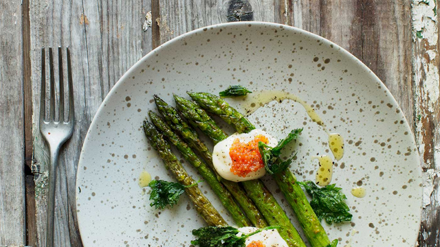 Sparris på en tallrik.