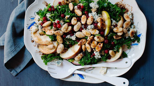 Sallad med äpple på ett fat.