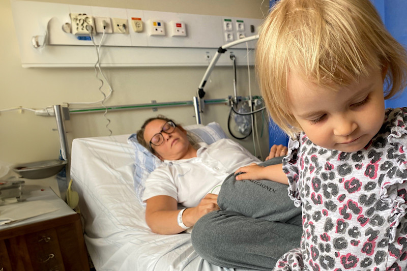 Annie som drabbats av hjärtsvikt ligger i sjukhussäng med sin dotter