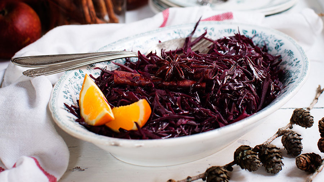 Rödkålssallad i en skål.