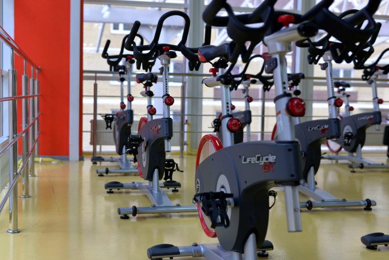 Träningscyklar i ett gym