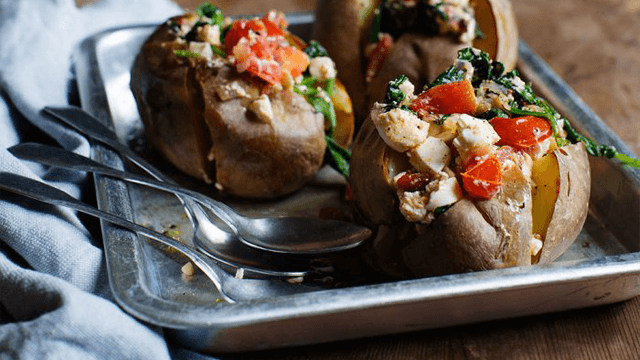 Bakad potatis med lättstekt tomat, spenat och fetaost
