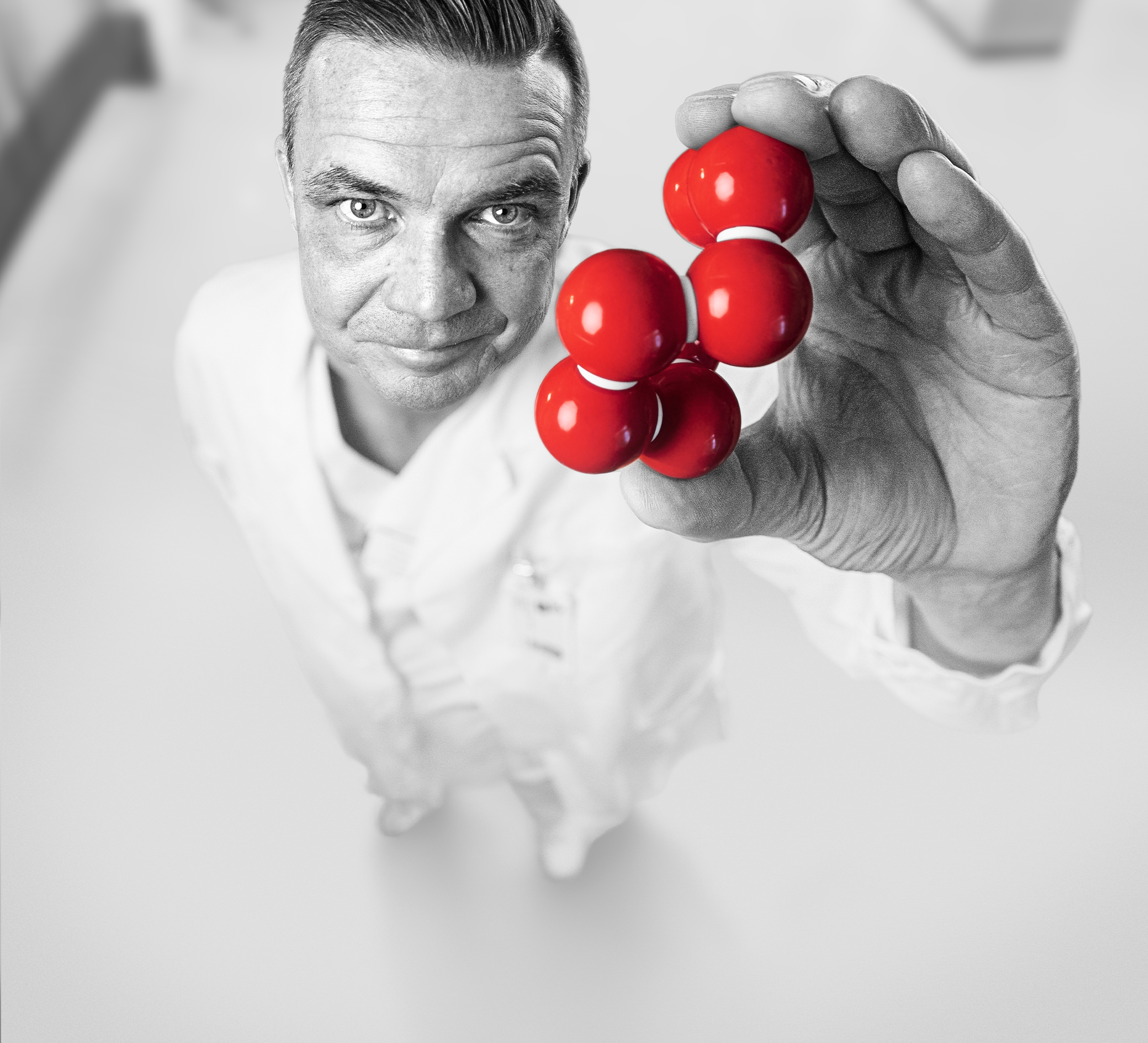 Martin Magnusson håller i en röd molekyl