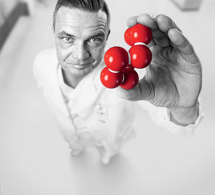 Martin Magnusson håller i en röd molekyl