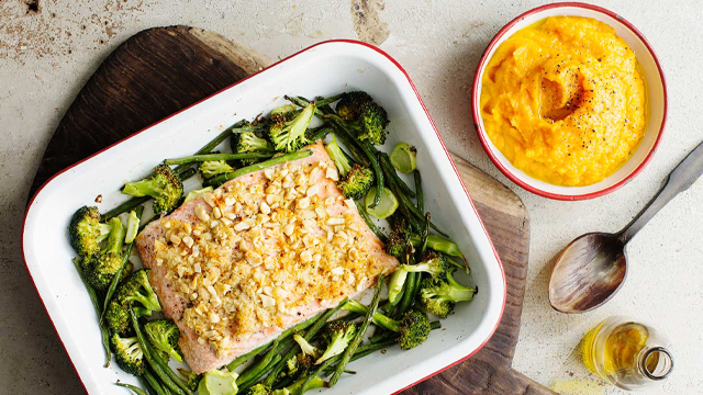 Lax i en form och pumpapuré i en skål.