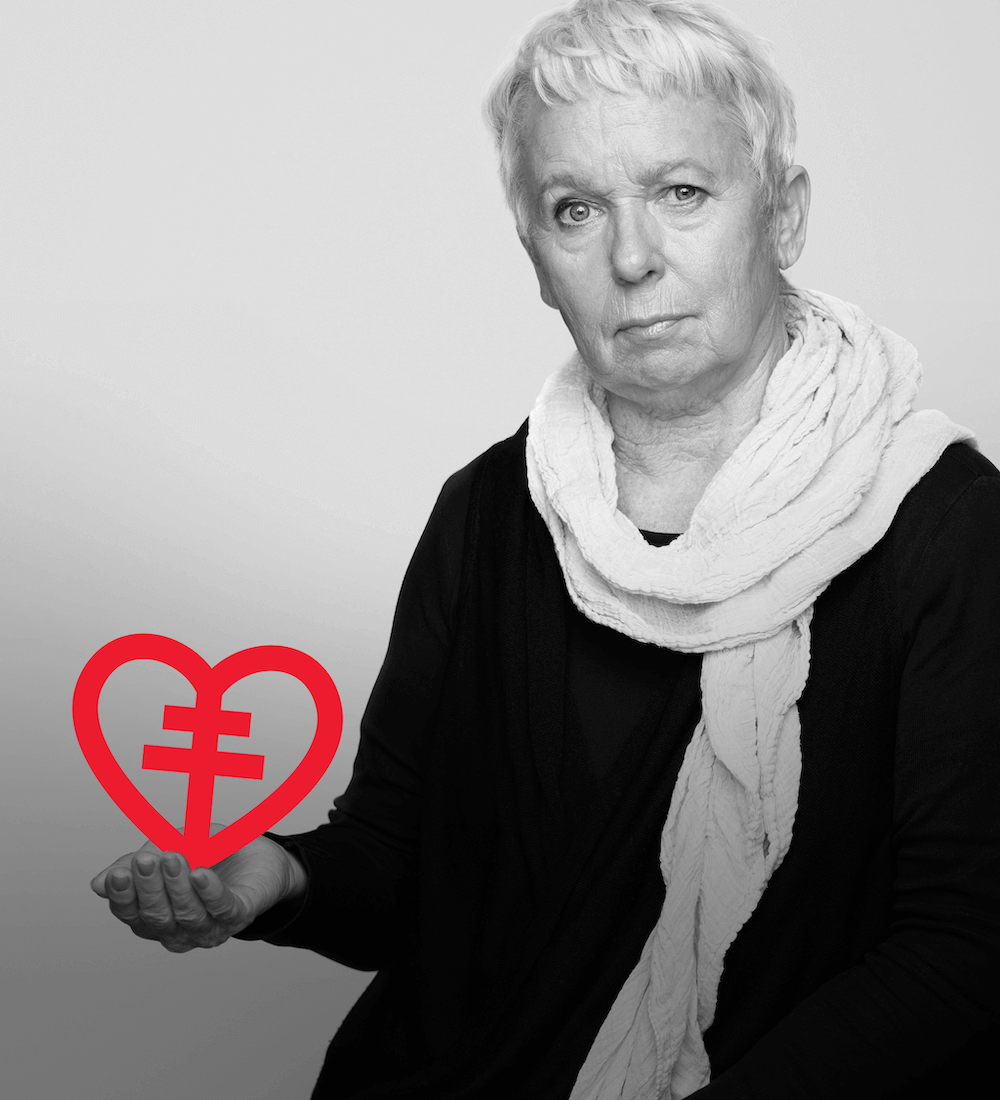 Lisbeth som förlorade sin son i plötsligt hjärtstopp håller i hjärt-lungfonden symbolen