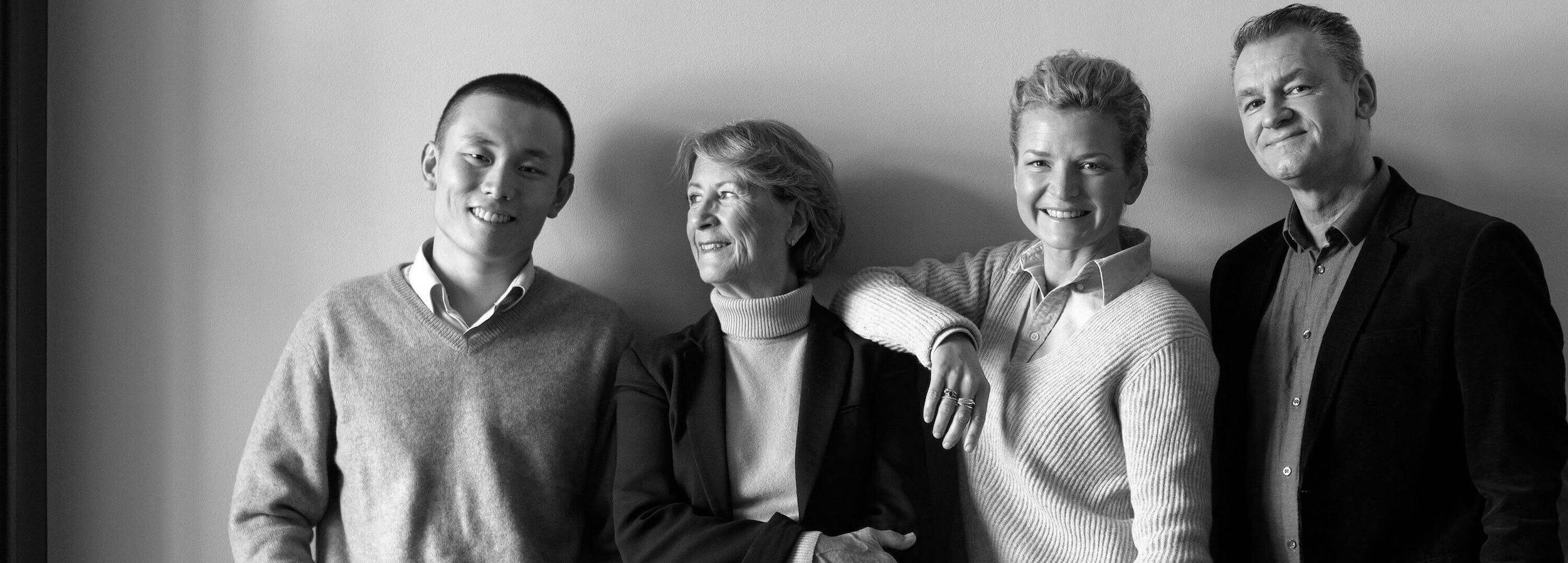 Fyra personer som samarbetar och samverkar