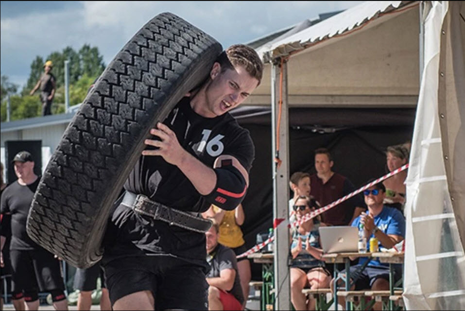 Victor Johansson lyfter ett däck
