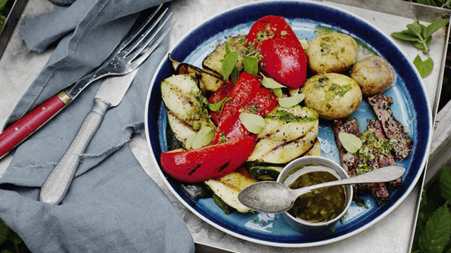 Grillade grönsaker, grillat kött och oregano-olja