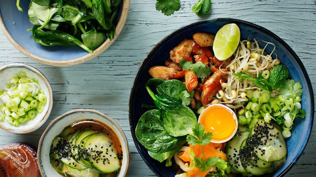 Bibimbap och tillbehör i skålar.