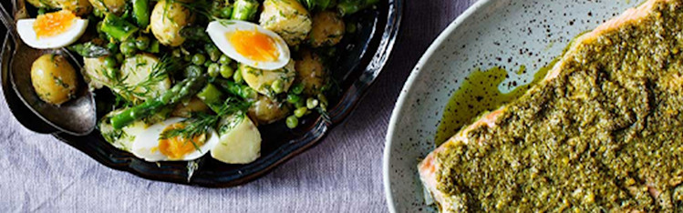 Sparris- och ärtsallad med lax på ett bord med lila duk.