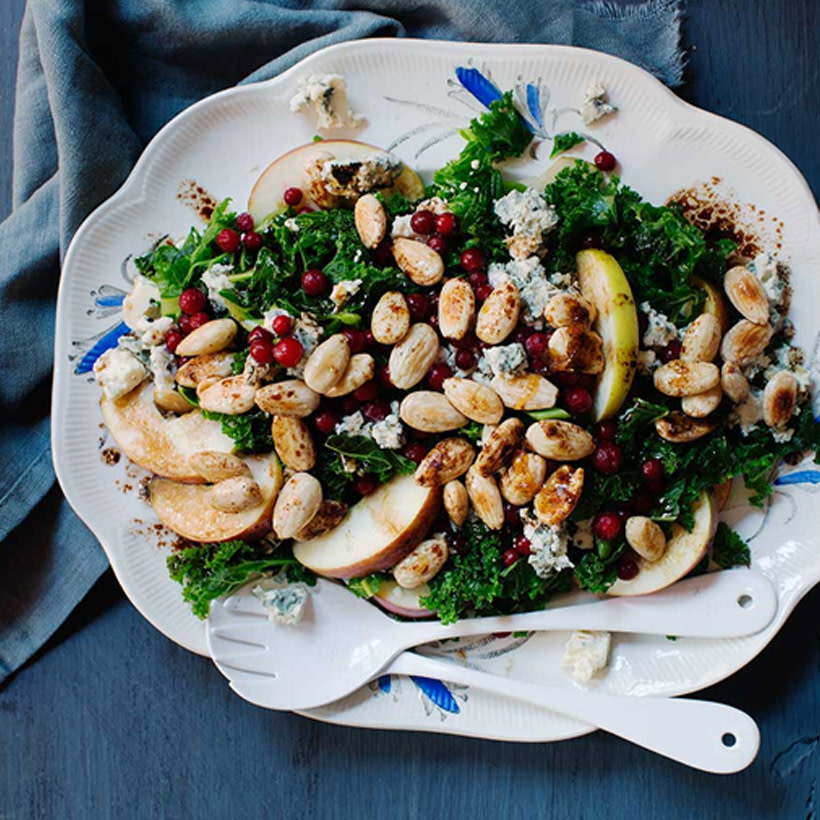 Sallad med äpple på ett fat.