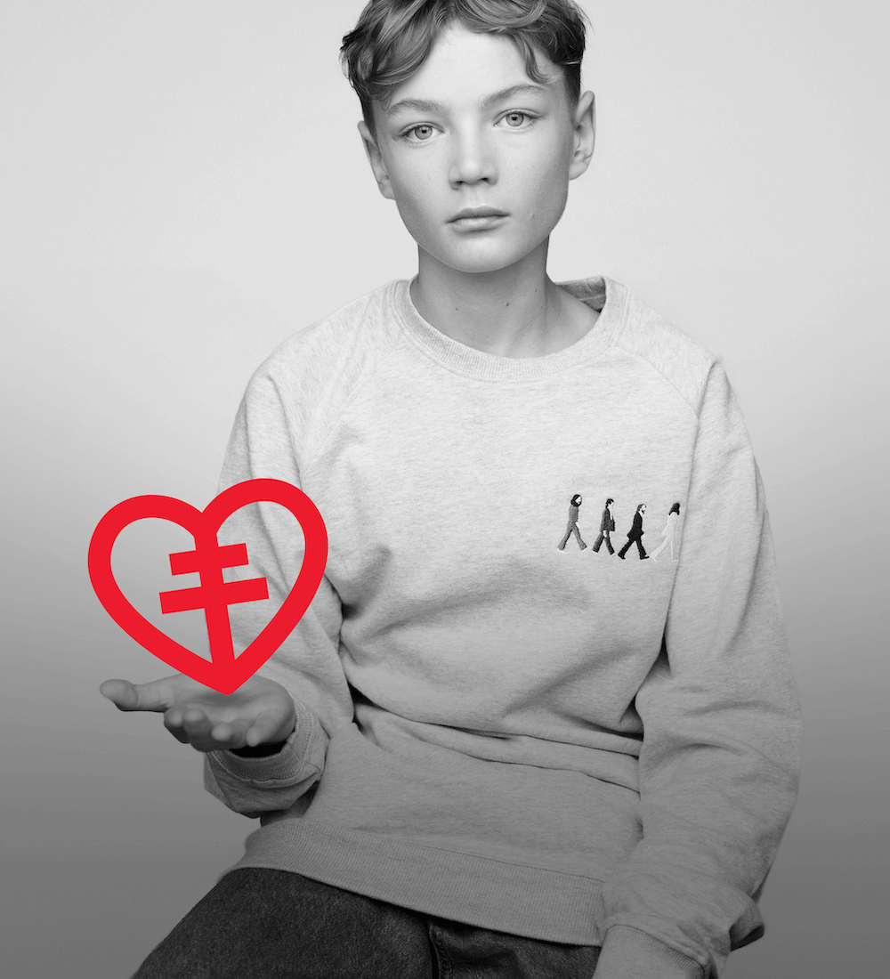 Elton 13 år, håller i hjärtlungfonden-hjärtat